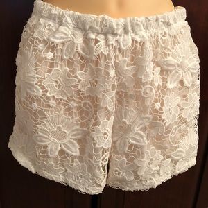 White Flowers / Embroidered Floral Shorts⭐️